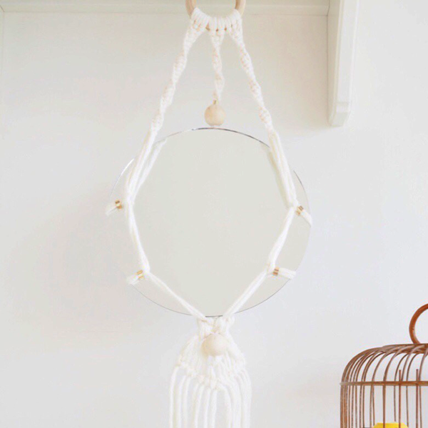 DIY hanging mirror with macramé and wooden beads DIY hanging mirror with macramé and wooden beads