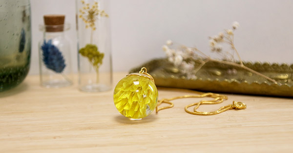 Ball resin pendant with phalaris flower inclusion Ball resin pendant with phalaris flower inclusion