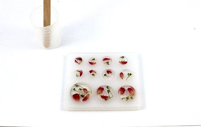 Second resin casting in button molds Deuxième coulée de résine dans les moules boutons