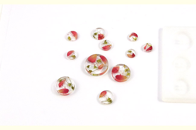 Demoulding resin buttons Démoulage des boutons de résine