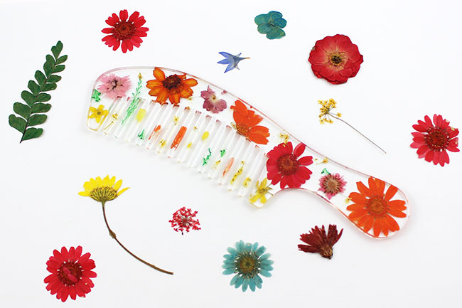 Use inclusion resin and dried flowers to make a comb Use inclusion resin and dried flowers to make a comb