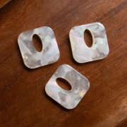 Square hollowed-out 21 mm acetate pendant - Transparent marbled - Pearlescent white glitter
