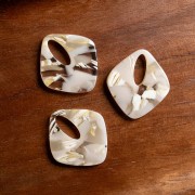 Acetate hollow diamond pendant 28x25 mm - Marbled Ivory - Dark Beige x1