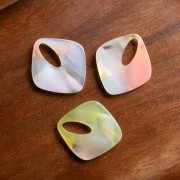 Hollow diamond pendant 28x25 mm acetate - Marbled Coral - Yellow - Blue Pearl x1