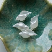 27x15 mm opaque resin shell bead - Pearlescent white x1