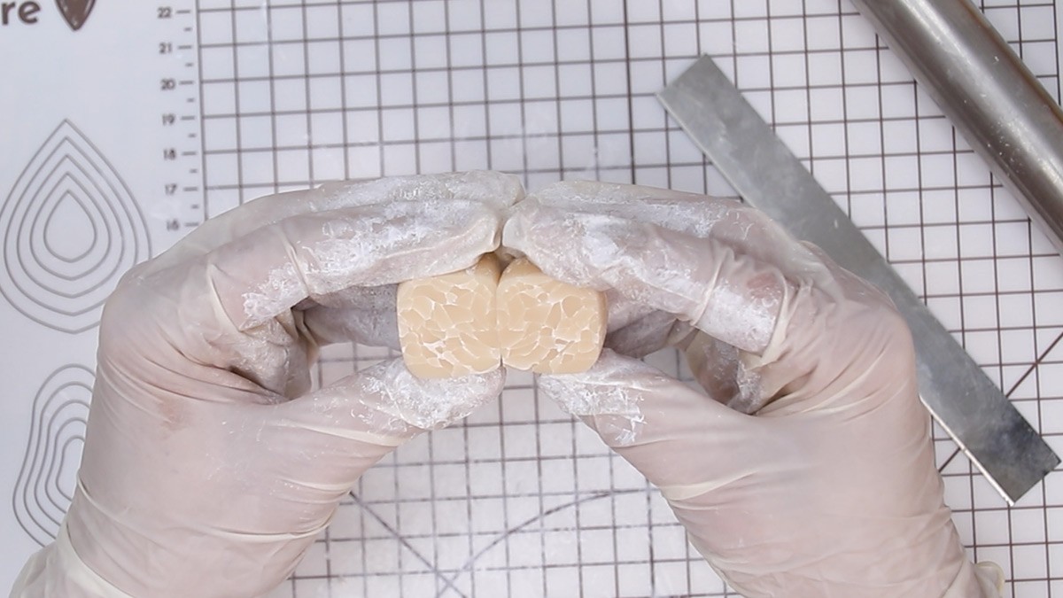 Learn how to create a white marble effect in polymer : Step 4 Learn how to create a white marble effect in polymer : Step 4