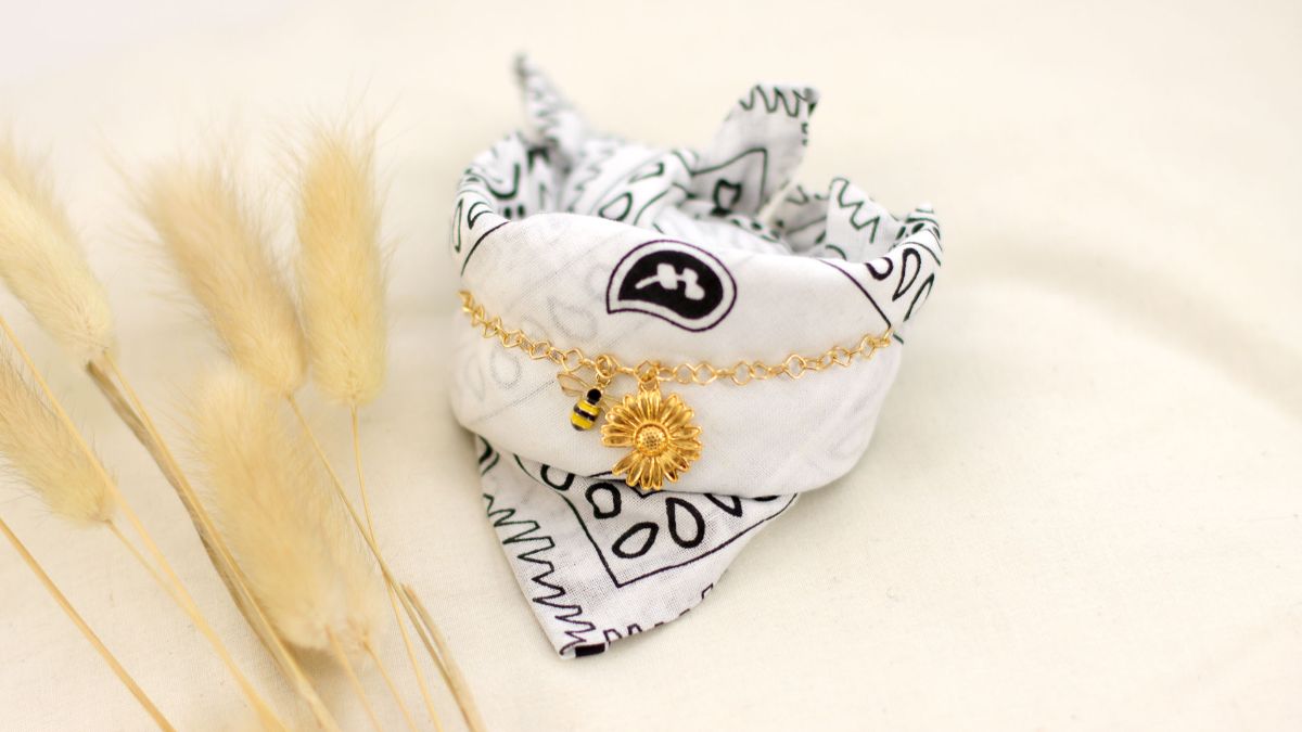 DIY Bandana bracelet with bee charm DIY Bandana bracelet with bee charm