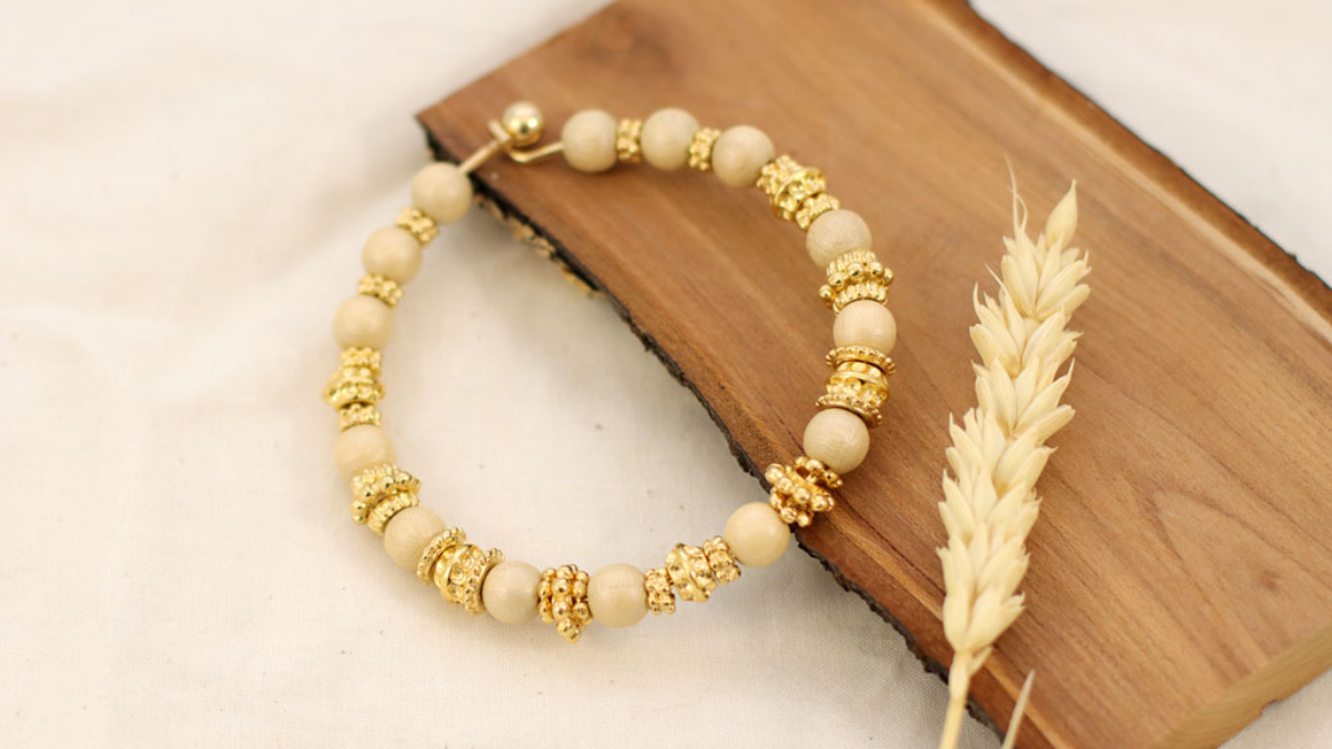 DIY Minute Bracelet with golden rings and wooden beads DIY Minute Bracelet with golden rings and wooden beads