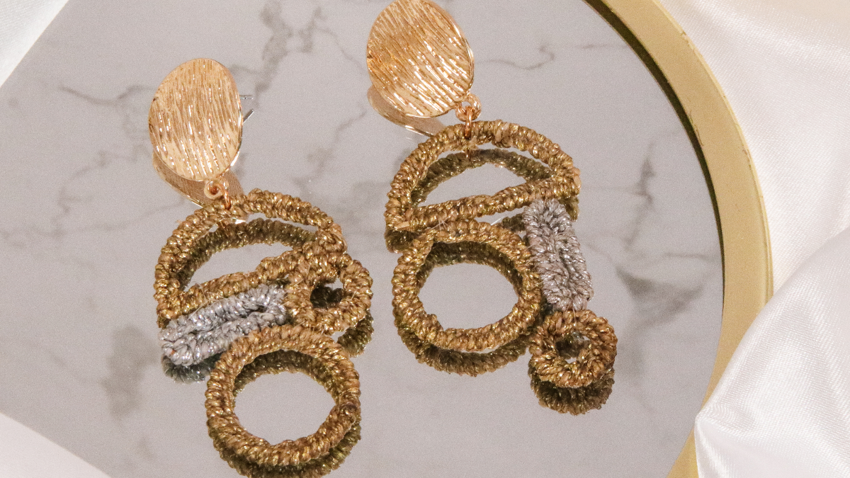 Asymmetrical earrings in gold and silver linhasita macramé wire Asymmetrical earrings in gold and silver linhasita macramé wire