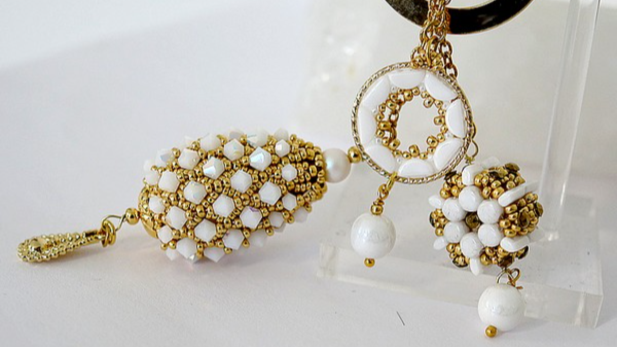 DIY Victoria, Lea and Donuts beaded bag jewelry by Puca and Jesse and Jack wooden stand DIY Victoria, Lea and Donuts beaded bag jewelry by Puca and Jesse and Jack wooden stand