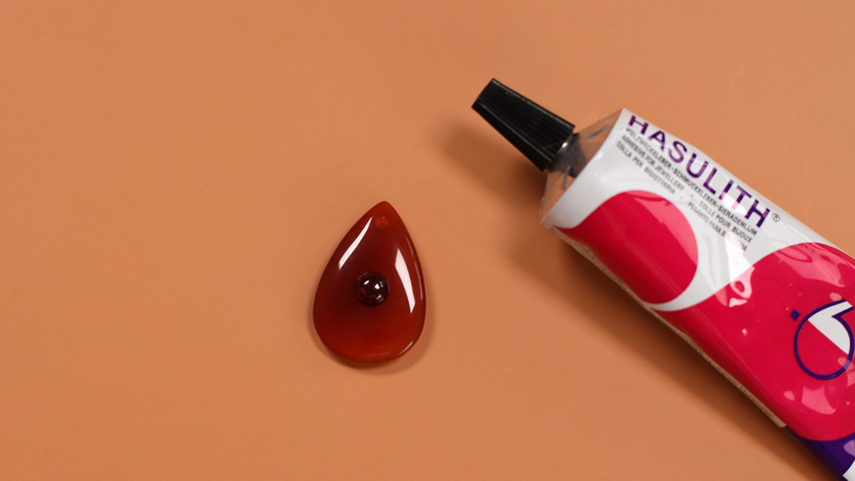 Asymmetrical necklace with gold filled chain and natural garnet and carnelian gems : Step 1 Asymmetrical necklace with gold filled chain and natural garnet and carnelian gems : Step 1