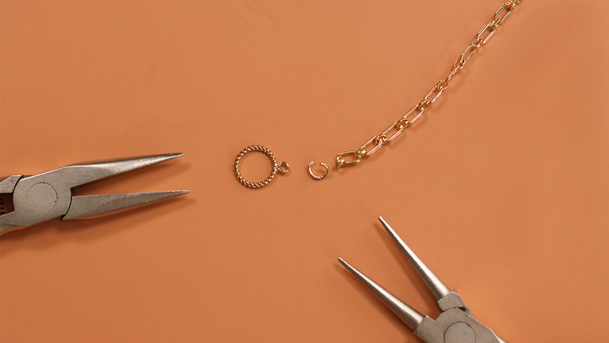 Asymmetrical necklace with gold filled chain and natural garnet and carnelian gems : Step 2 Asymmetrical necklace with gold filled chain and natural garnet and carnelian gems : Step 2