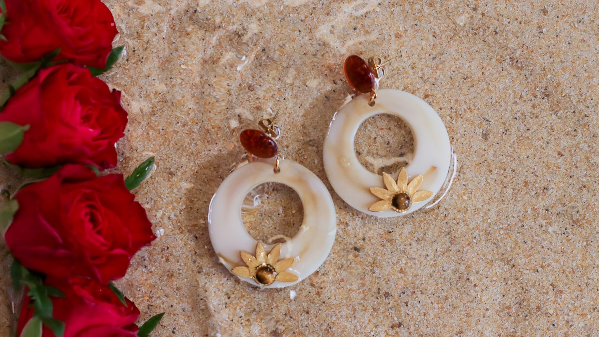 Resin and gemstone cabochon earrings Resin and gemstone cabochon earrings