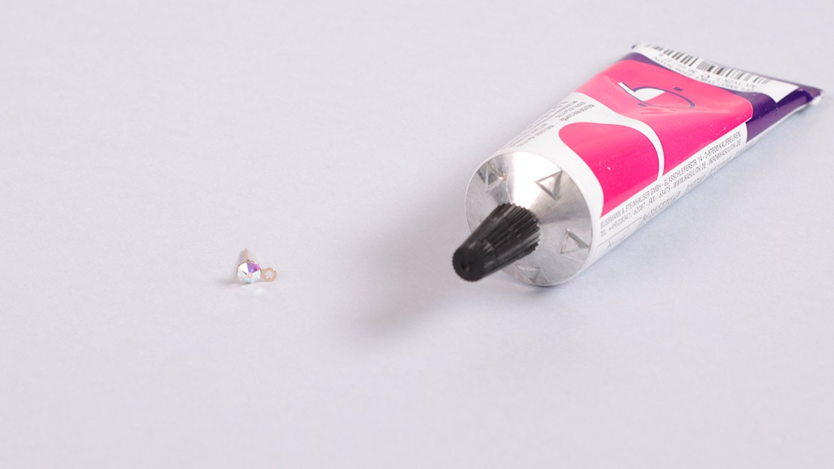 Gold chains and Swarovski hearts dangling earrings tutorial : Step 1 Gold chains and Swarovski hearts dangling earrings tutorial : Step 1