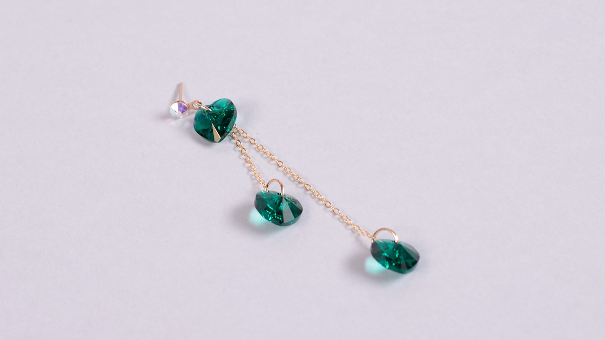 Gold chains and Swarovski hearts dangling earrings tutorial : Step 4 Gold chains and Swarovski hearts dangling earrings tutorial : Step 4