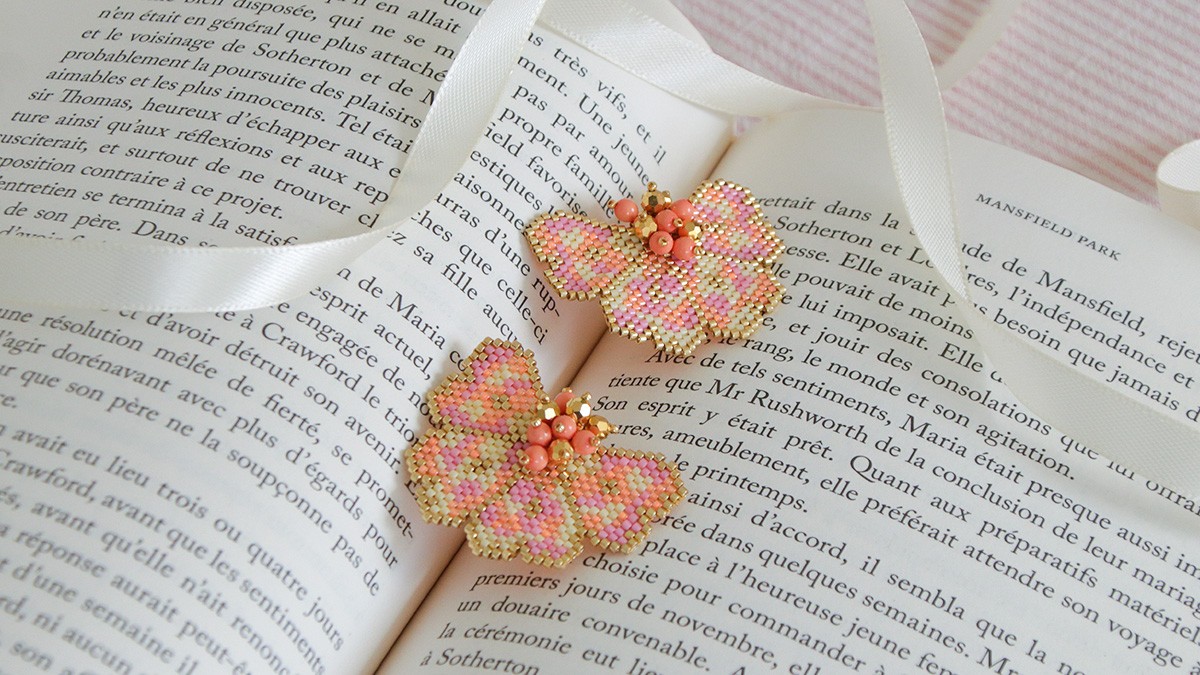 Brick Stitch weaving flower earrings Brick Stitch weaving flower earrings