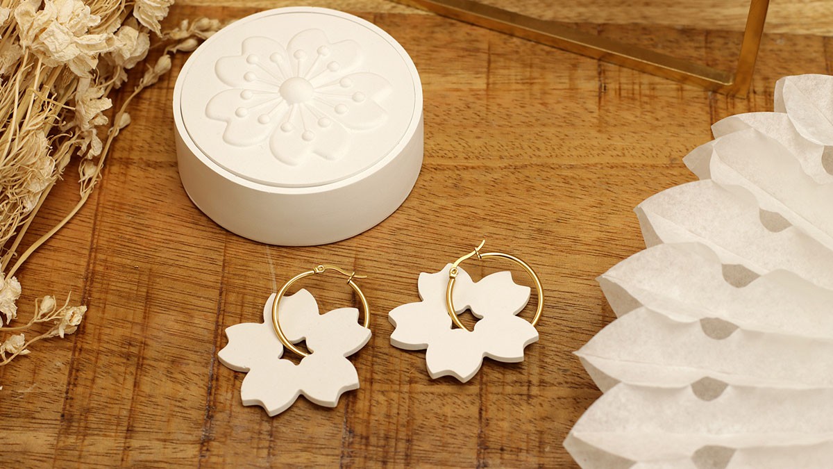 Raysin powdered flower creoles and box Raysin powdered flower creoles and box