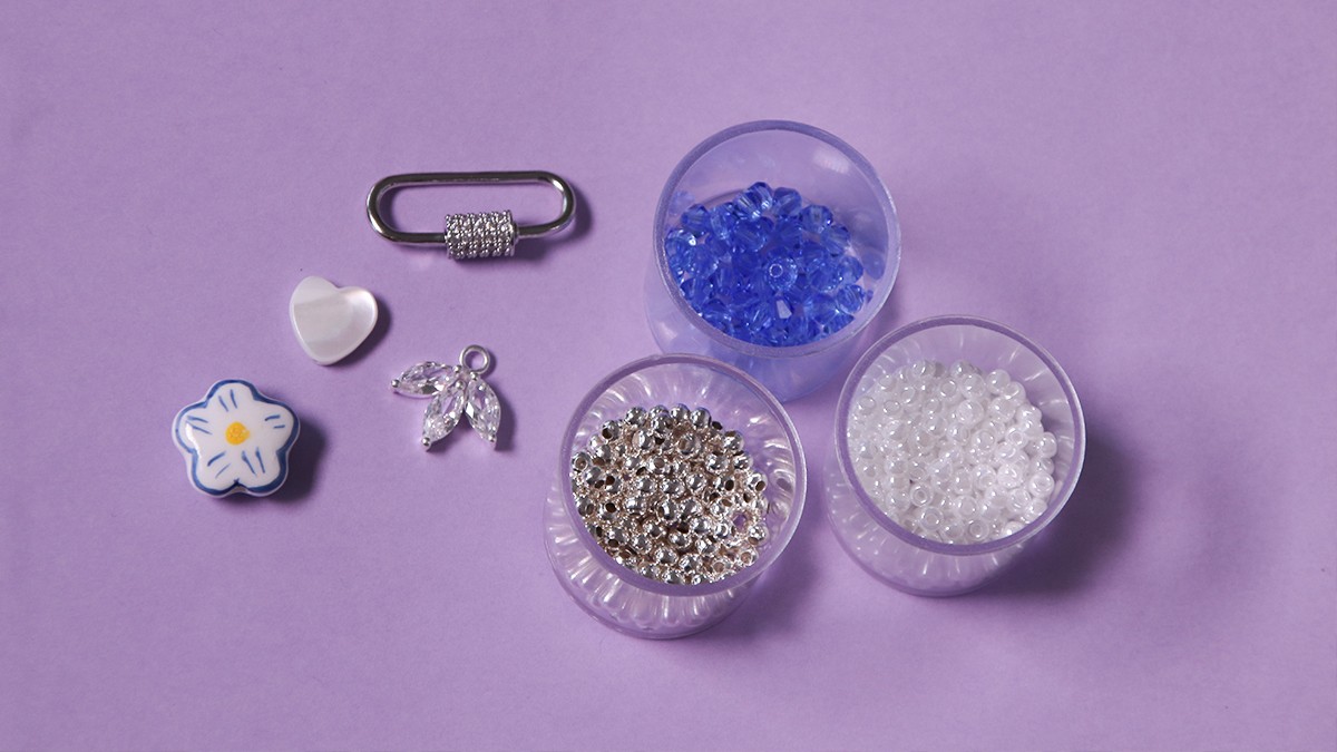 Necklace with lobster clasp, blue spinning tops and accumulation of charms : Step 1 Necklace with lobster clasp, blue spinning tops and accumulation of charms : Step 1