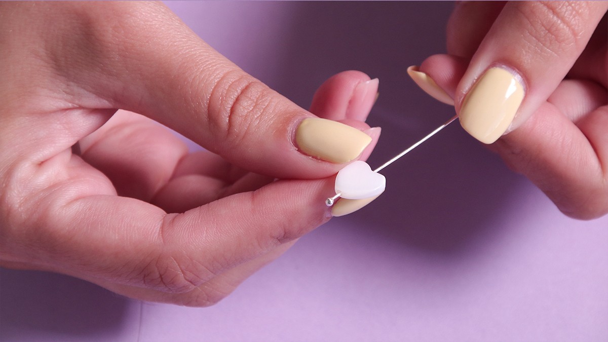 Necklace with lobster clasp, blue spinning tops and accumulation of charms : Step 2 Necklace with lobster clasp, blue spinning tops and accumulation of charms : Step 2