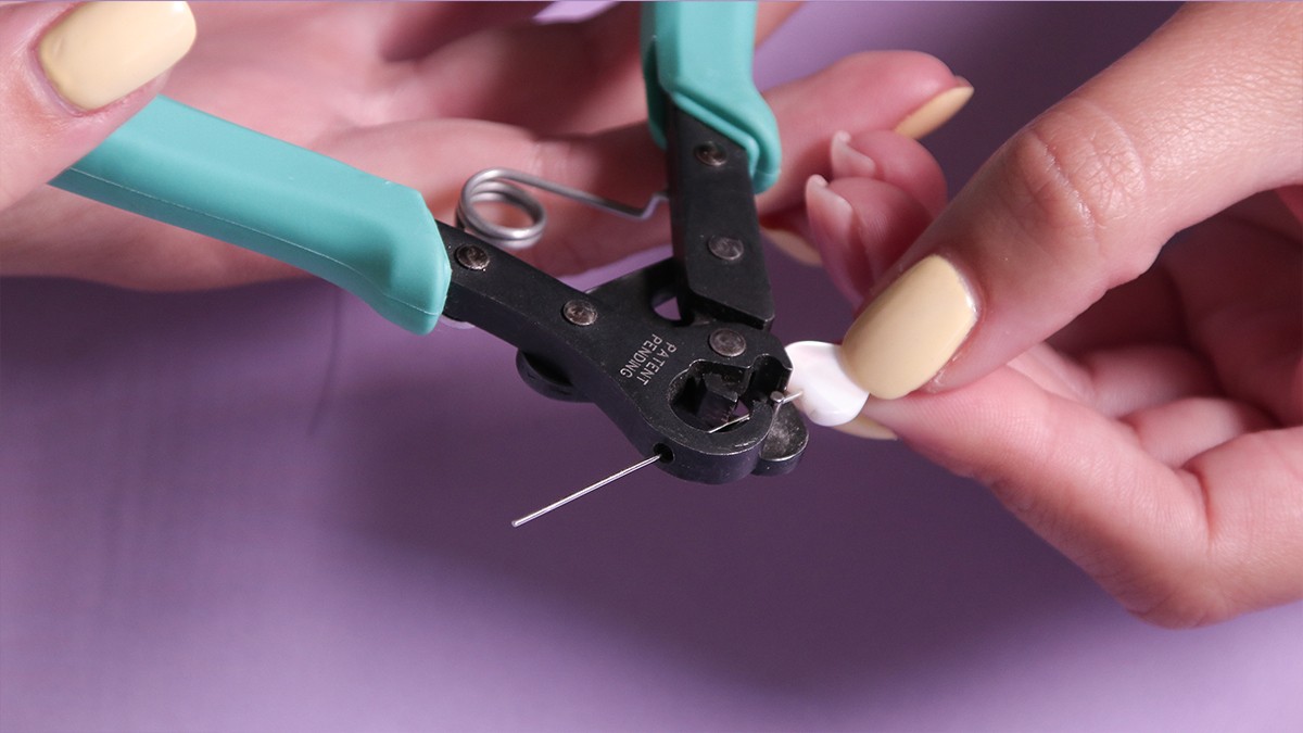 Necklace with lobster clasp, blue spinning tops and accumulation of charms : Step 3 Necklace with lobster clasp, blue spinning tops and accumulation of charms : Step 3