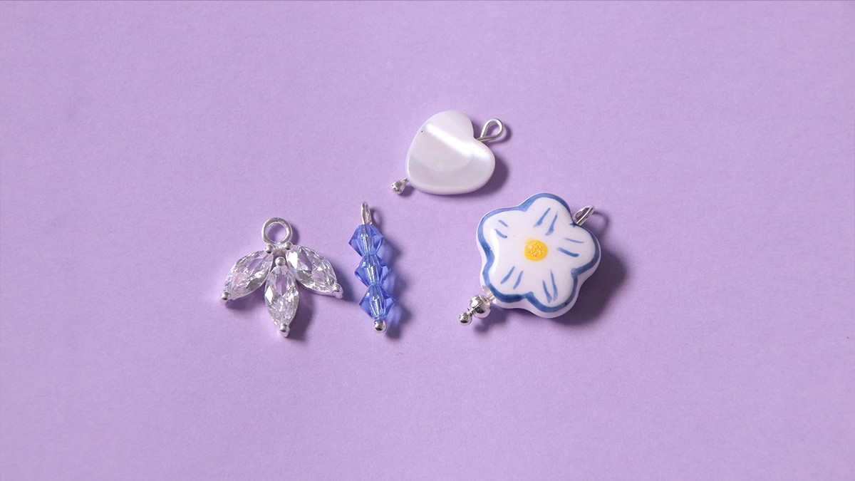 Necklace with lobster clasp, blue spinning tops and accumulation of charms : Step 4 Necklace with lobster clasp, blue spinning tops and accumulation of charms : Step 4