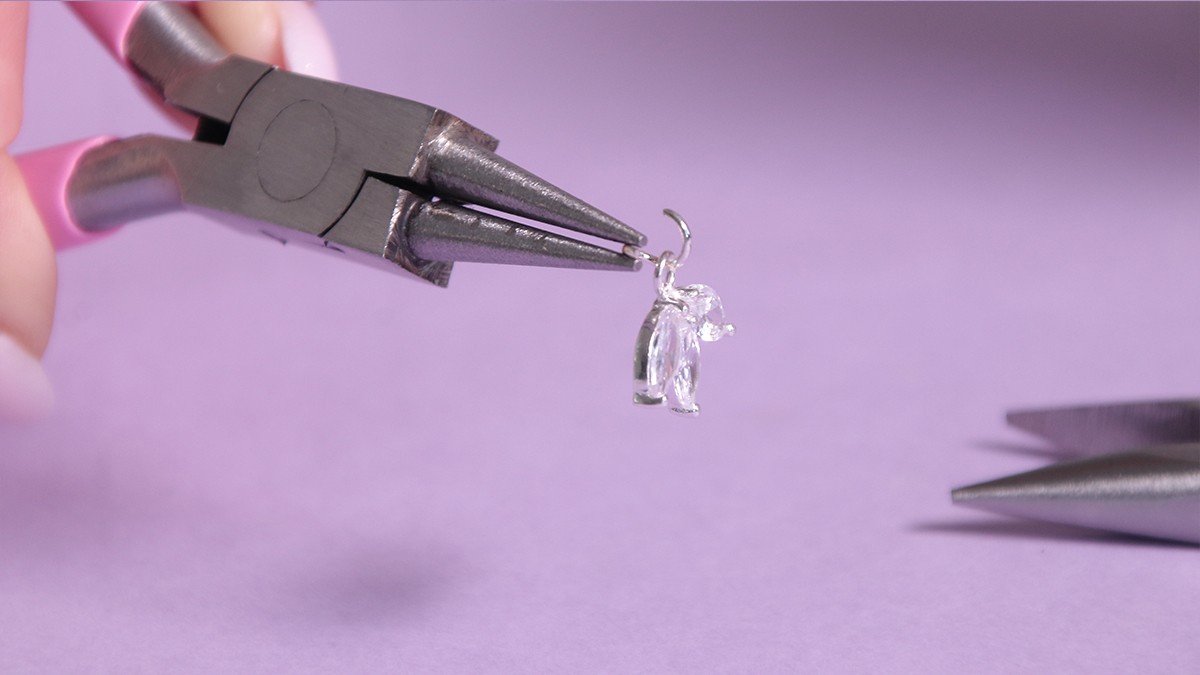 Necklace with lobster clasp, blue spinning tops and accumulation of charms : Step 10 Necklace with lobster clasp, blue spinning tops and accumulation of charms : Step 10