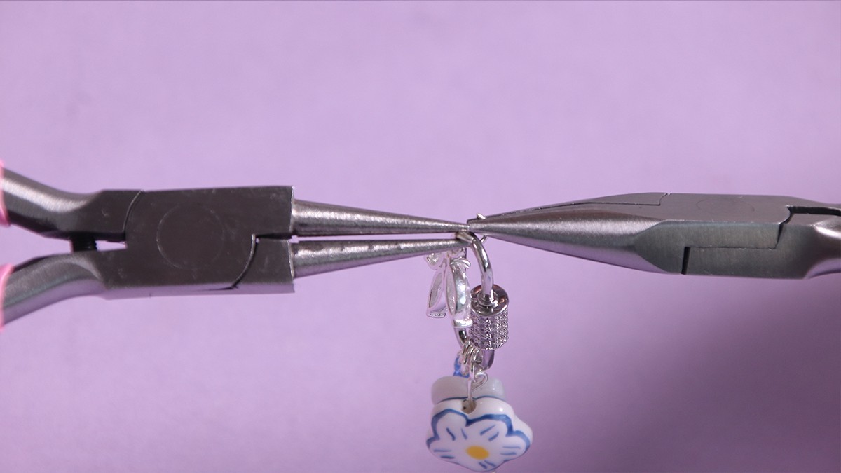 Necklace with lobster clasp, blue spinning tops and accumulation of charms : Step 11 Necklace with lobster clasp, blue spinning tops and accumulation of charms : Step 11