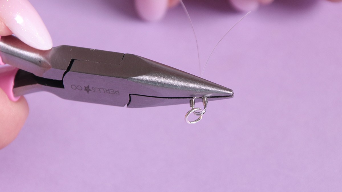 Necklace with lobster clasp, blue spinning tops and accumulation of charms : Step 6 Necklace with lobster clasp, blue spinning tops and accumulation of charms : Step 6