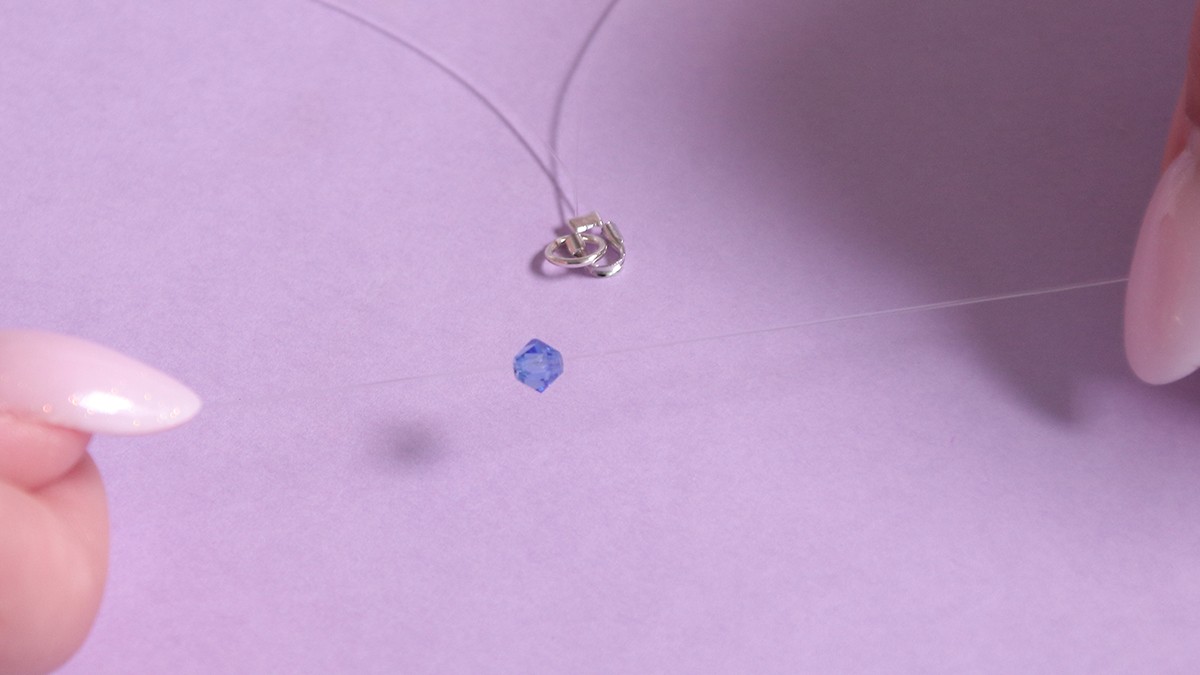 Necklace with lobster clasp, blue spinning tops and accumulation of charms : Step 7 Necklace with lobster clasp, blue spinning tops and accumulation of charms : Step 7