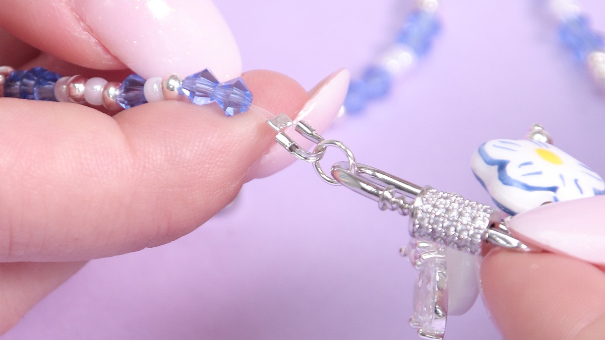 Necklace with lobster clasp, blue spinning tops and accumulation of charms : Step 9 Necklace with lobster clasp, blue spinning tops and accumulation of charms : Step 9