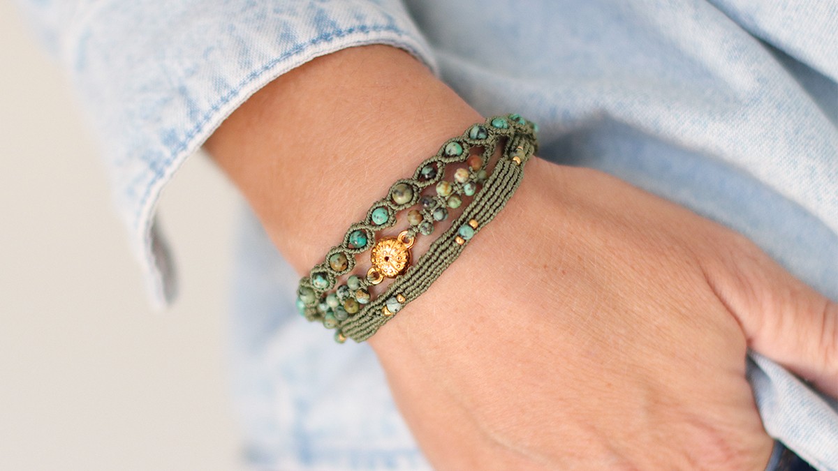 Bracelet in micro-macramé and natural stones Bracelet in micro-macramé and natural stones