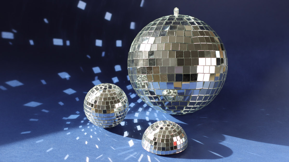 DIY Facet balls with self-adhesive mirrors DIY Facet balls with self-adhesive mirrors