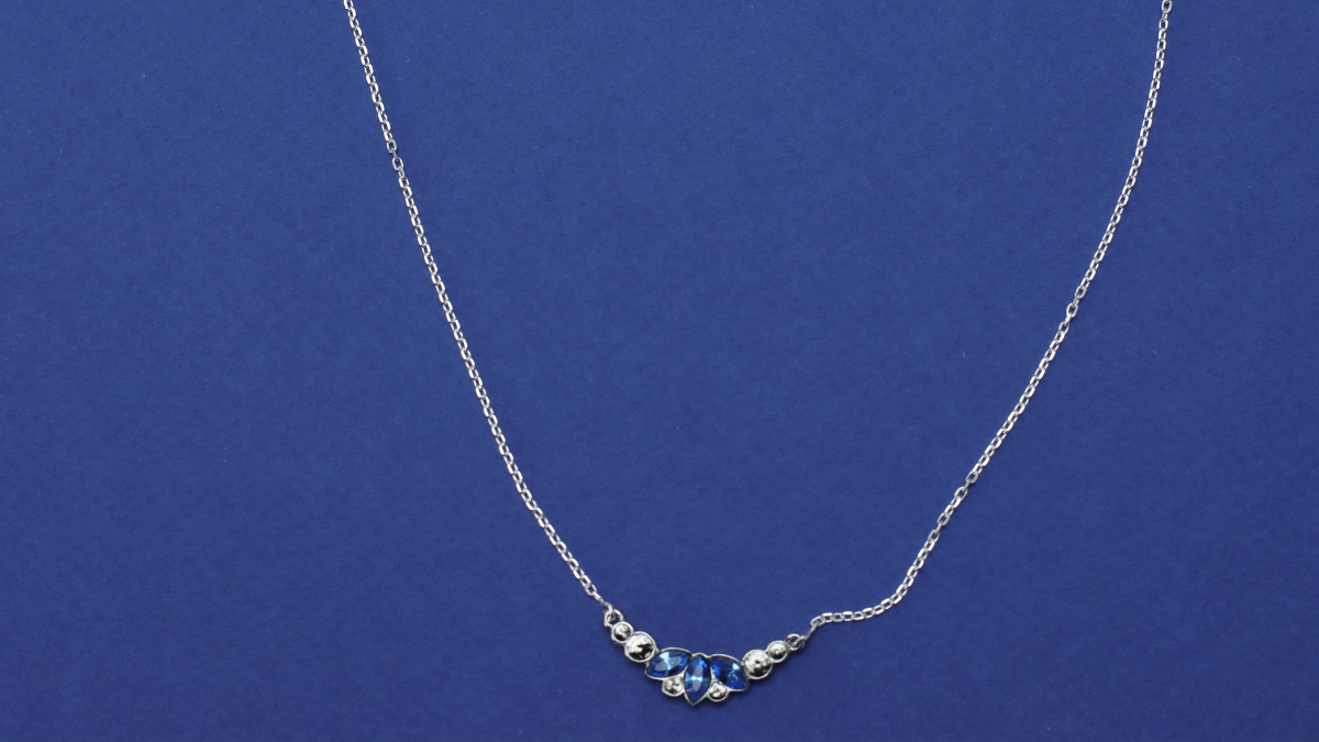 Silver necklace with blue crystals : Step 3 Silver necklace with blue crystals : Step 3