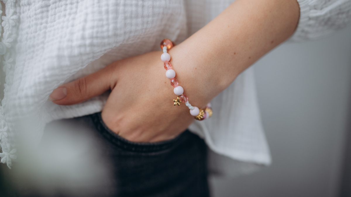 Pink bracelet with resin beads and flower charm Pink bracelet with resin beads and flower charm