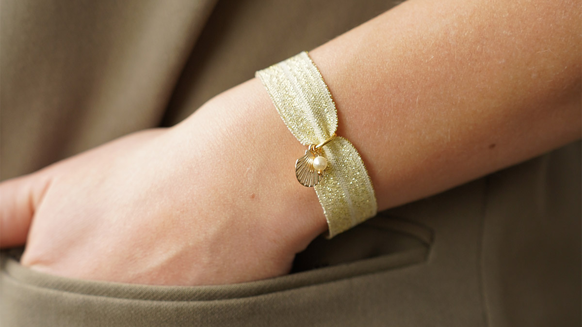 Gold elastic ribbon bracelet with shell medal Gold elastic ribbon bracelet with shell medal