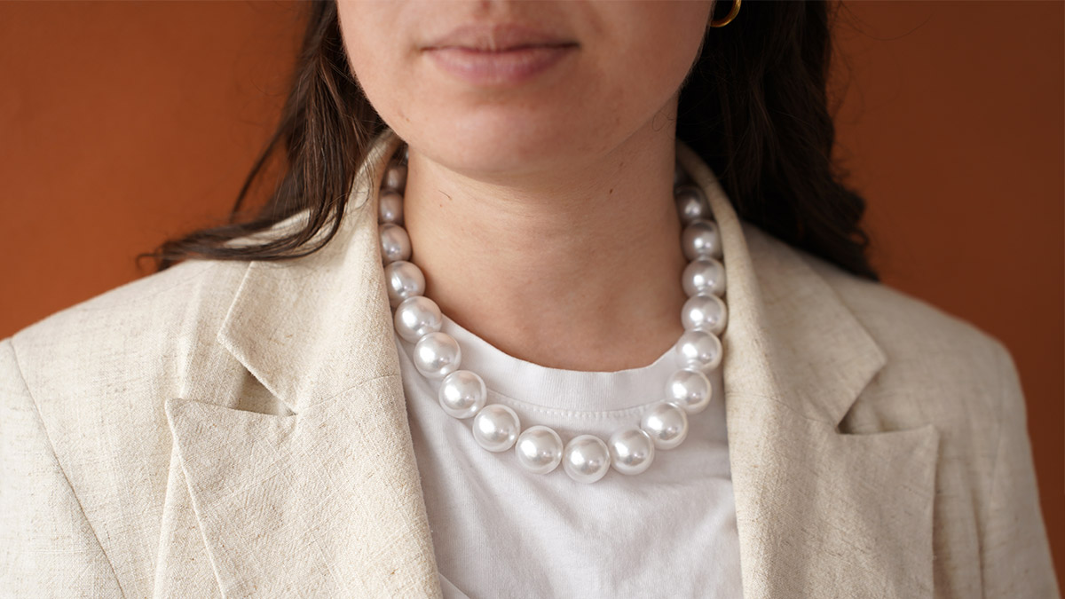 Elastic necklace with large pearly beads Elastic necklace with large pearly beads