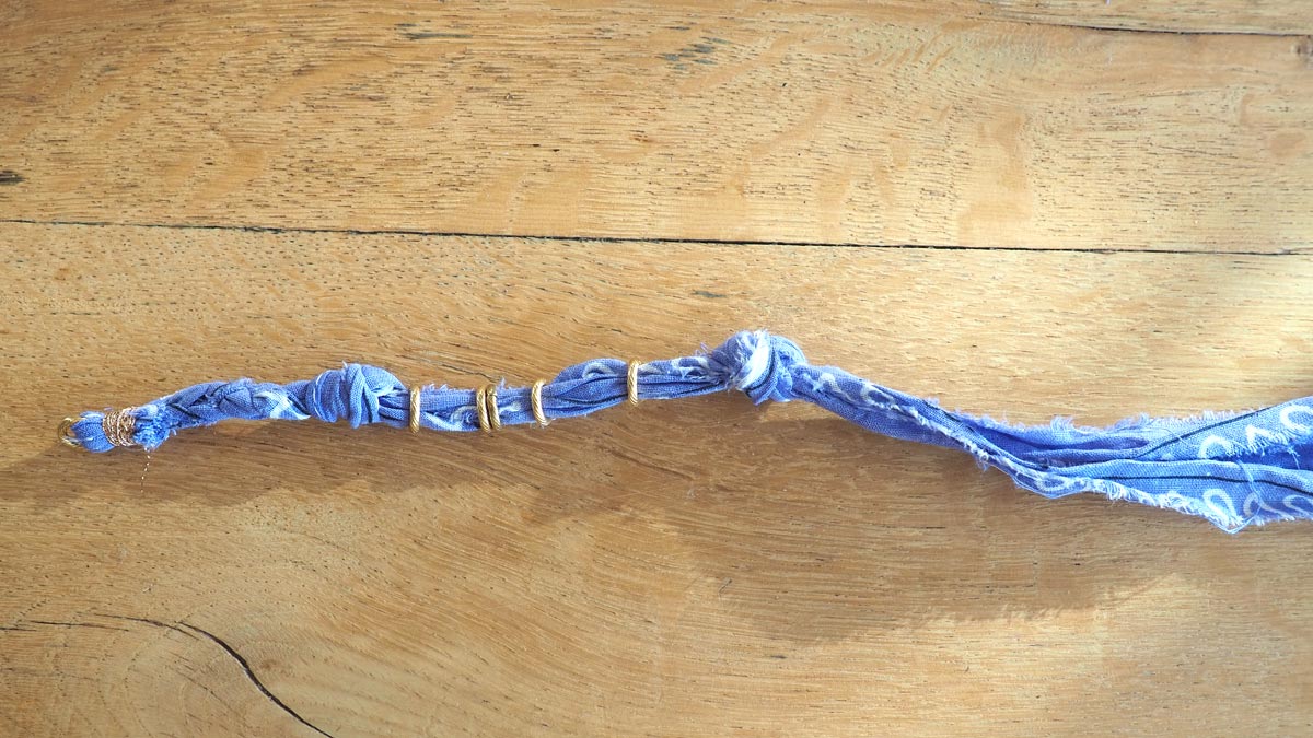 Bandana bracelet tutorial with charms : Step 4 Bandana bracelet tutorial with charms : Step 4