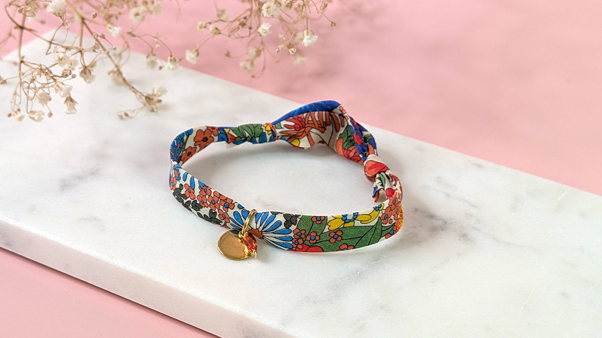 Liberty bracelet without clasp with flowing knots Liberty bracelet without clasp with flowing knots