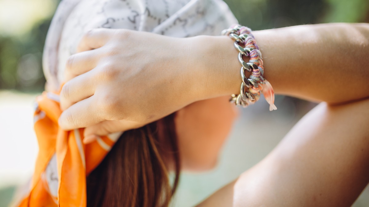 Bracelet in stainless steel and braided pastel cotton thread Bracelet in stainless steel and braided pastel cotton thread