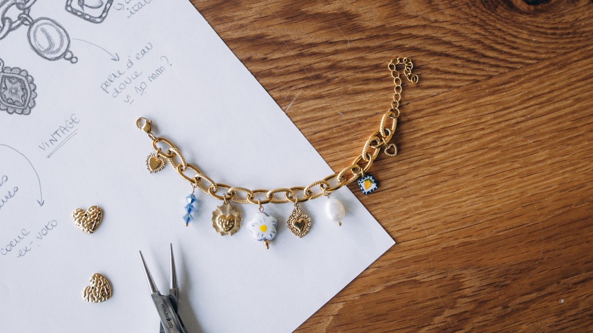 DIY gold-plated stainless steel charms bracelet with blue and white beads DIY gold-plated stainless steel charms bracelet with blue and white beads