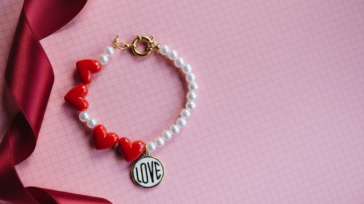 DIY Valentine's bracelet with red hearts and pearly beads DIY Valentine's bracelet with red hearts and pearly beads