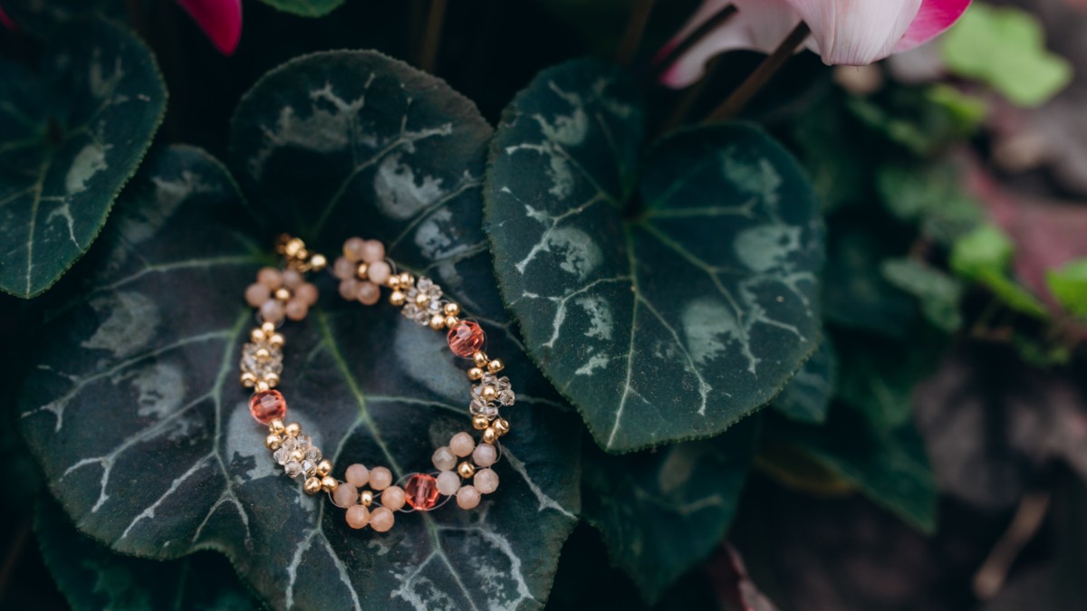 Preciosa gemstone and spinning top flower bracelet Preciosa gemstone and spinning top flower bracelet