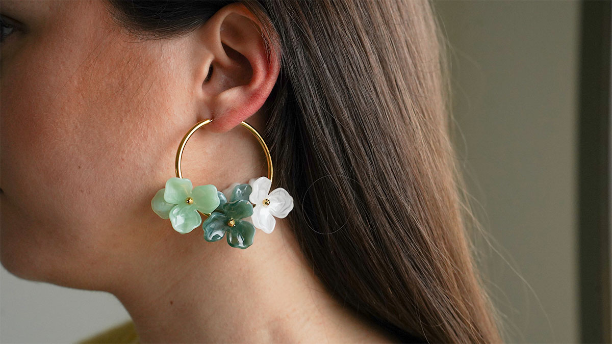 Gold-plated stainless steel hoop earrings with flowers Gold-plated stainless steel hoop earrings with flowers