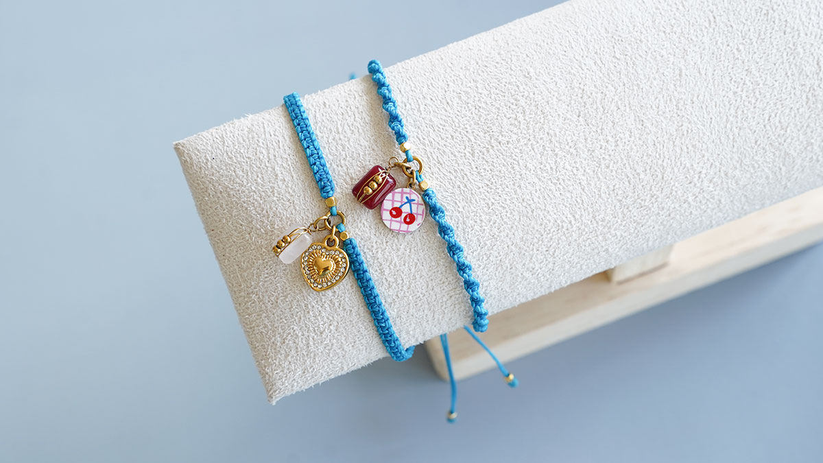 Micro macramé flat knot and spiral knot bracelet Micro macramé flat knot and spiral knot bracelet