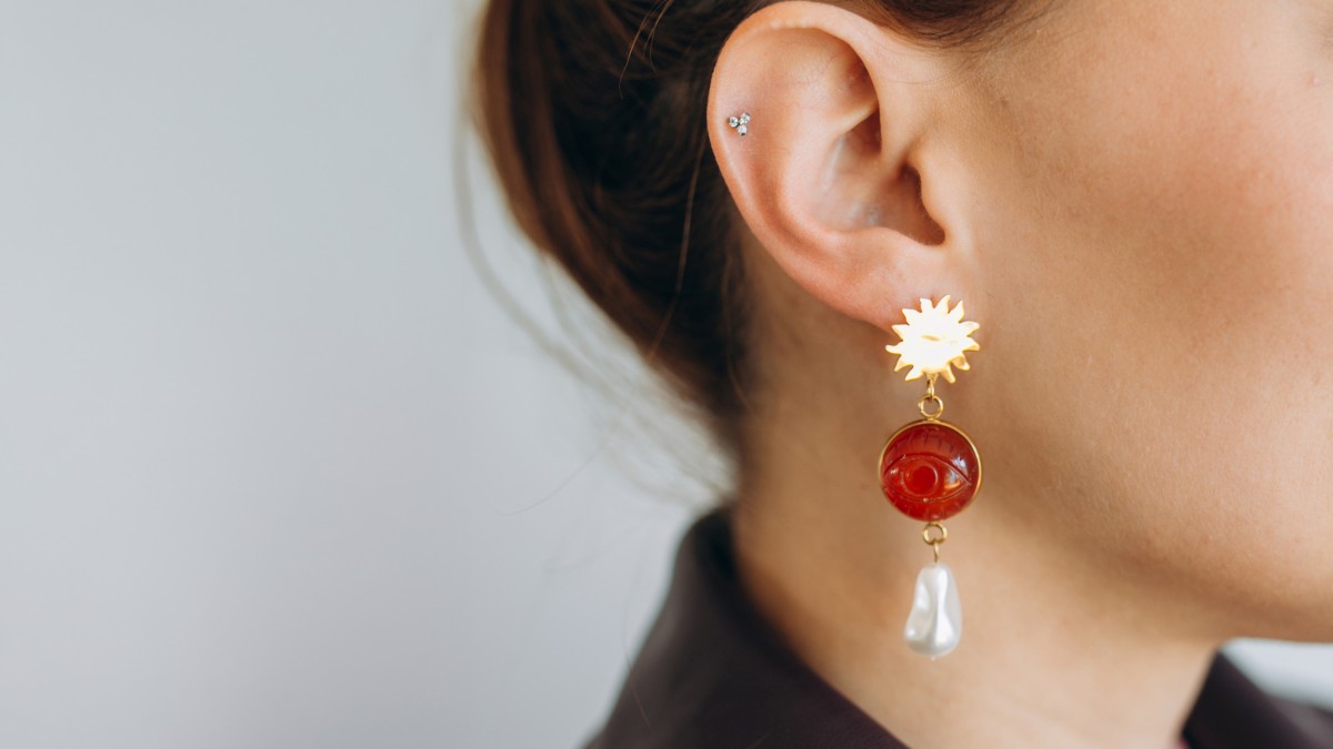 Asymmetrical earrings in carnelian and Swarovski mother-of-pearl Asymmetrical earrings in carnelian and Swarovski mother-of-pearl