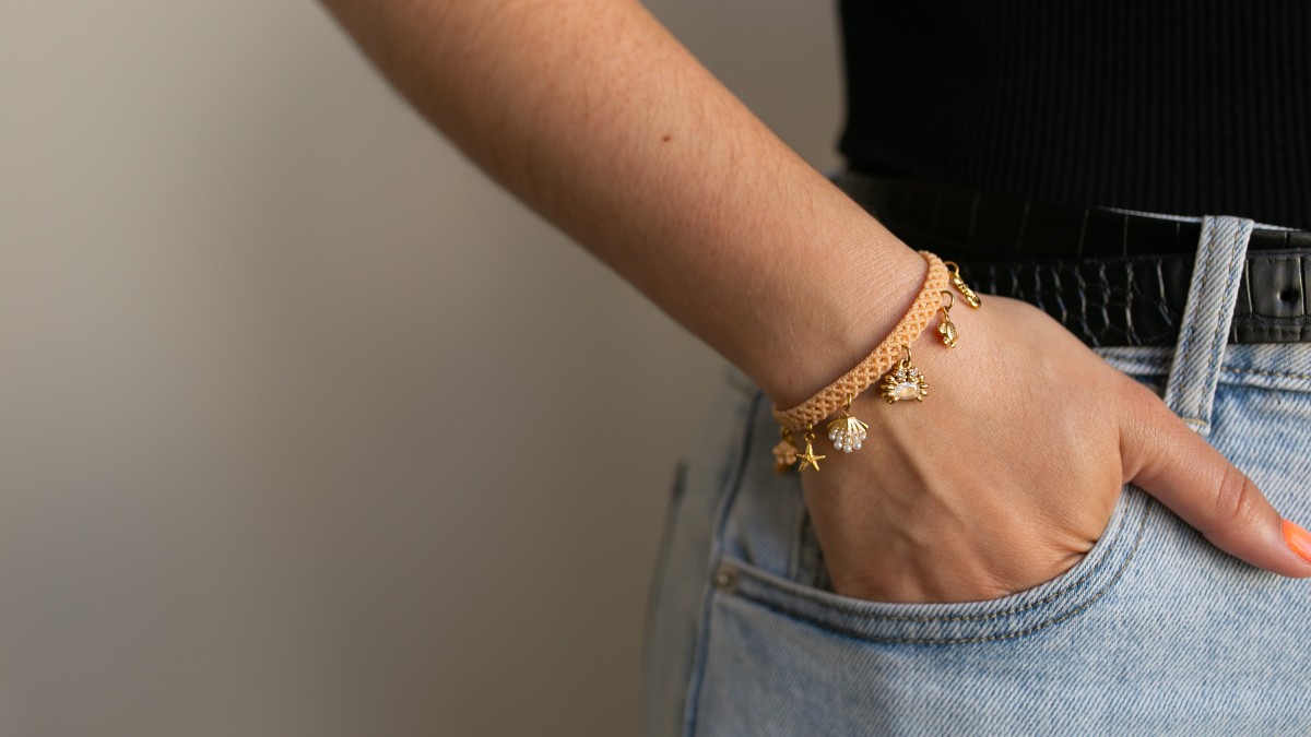 Micro-macramé bracelet with charms Micro-macramé bracelet with charms