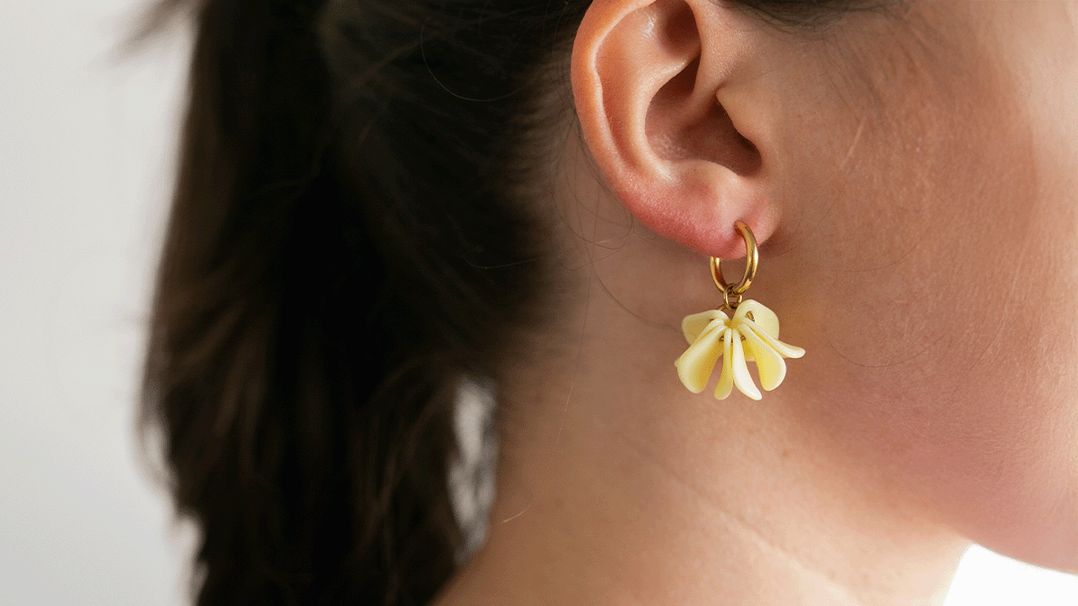 Hoop earrings with mini petals Hoop earrings with mini petals