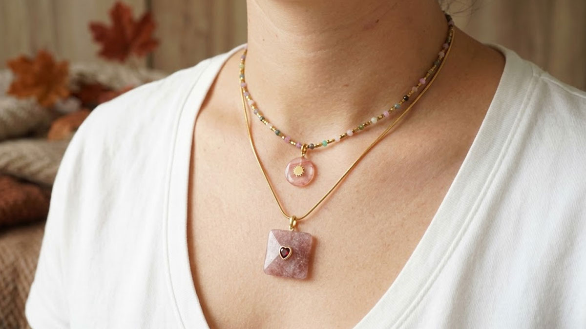 Set of two necklaces made of natural tourmaline and rose quartz Set of two necklaces made of natural tourmaline and rose quartz