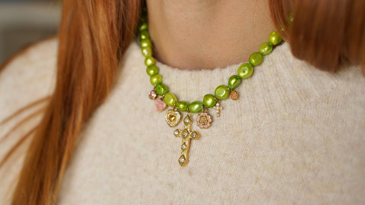 Anise-green freshwater bead necklace with gold- and rose-plated stainless steel charms Anise-green freshwater bead necklace with gold- and rose-plated stainless steel charms